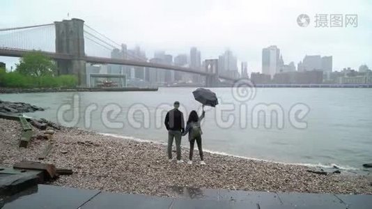 年轻夫妇在纽约散步视频