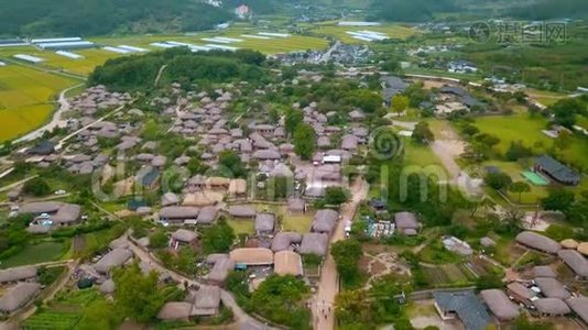 鸟瞰南韩顺川市的Naganeupseong村。 从无人驾驶飞机上俯瞰。视频