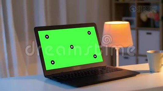 带有色度键绿色屏幕的笔记本电脑视频