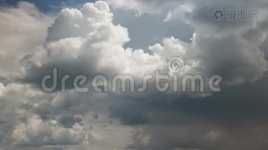 暴风雨的天空。视频