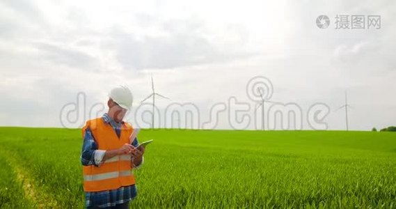 男工程师在拿蓝图时工作视频