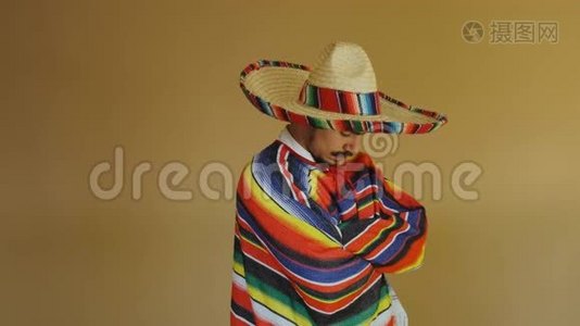 穿着五颜六色的斗篷和帽子的年轻墨西哥人。视频
