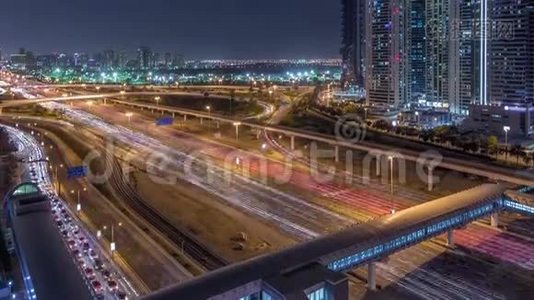 鸟瞰谢赫扎耶德公路附近迪拜码头和JLT时间推移，迪拜。视频