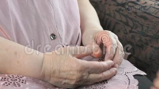 妇女在压力下舒缓老年妇女视频