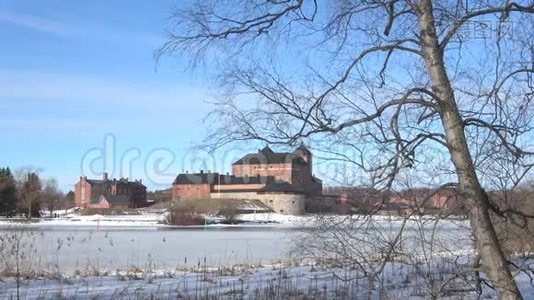 哈梅内林那古老城堡的三月景观。 芬兰视频