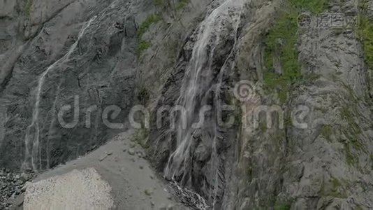 高加索山脉的岩壁上的一股水花瀑布发出的空气视频