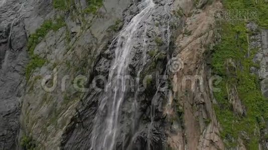 高加索山脉的岩壁上的一股水花瀑布发出的空气视频