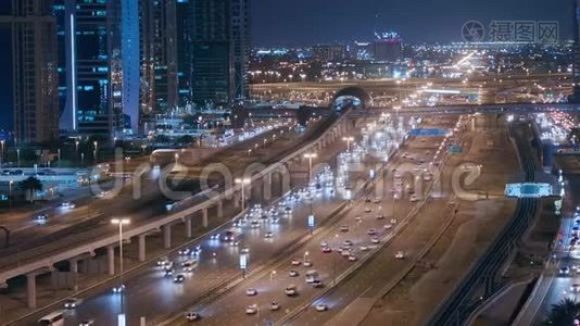 从空中俯瞰迪拜码头和迪拜JLT附近的谢赫扎耶德公路。视频