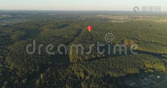 天空中的热气球视频
