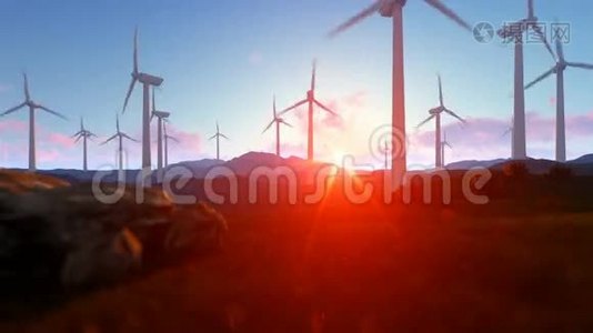 绿色草地上的风力涡轮机农场，日出时的光线，倾斜视频
