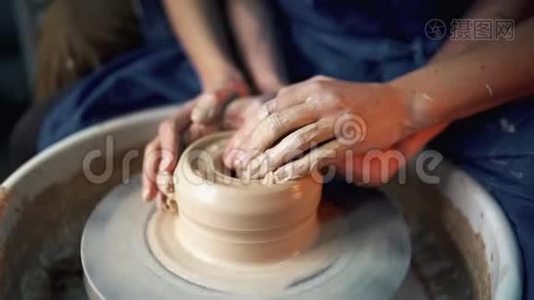 艺术家操作手，轻轻地创造正确形状的手工粘土。 传统制陶，教师视频