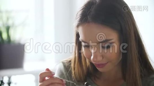 美丽的女人吃新鲜浆果特写视频