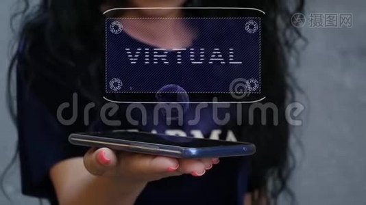 女人展示HUD全息图虚拟视频