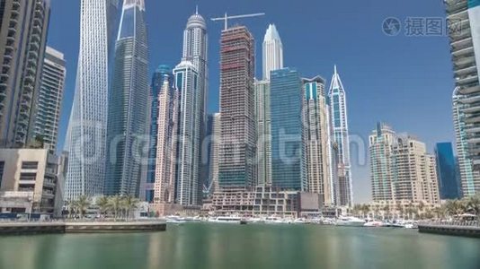 现代化摩天大楼和迪拜游艇的全景，阿联酋码头视频