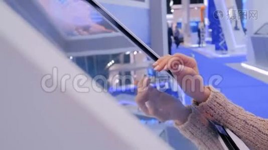 技术展览会上使用交互式触摸屏的妇女视频