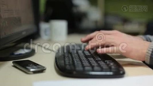男人用手在键盘上打字视频