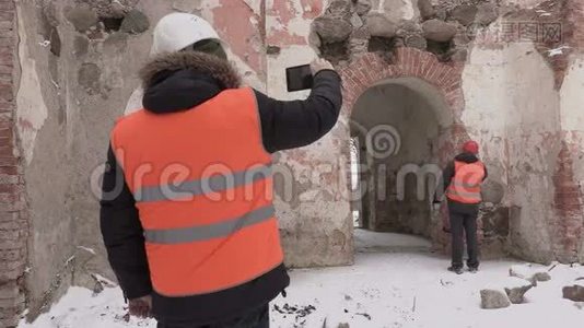 建筑工程师在平板电脑上拍照视频