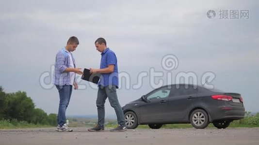 男人试驾车，两个男人成交。 男卖家司机造车车险慢动作视频销售二手视频