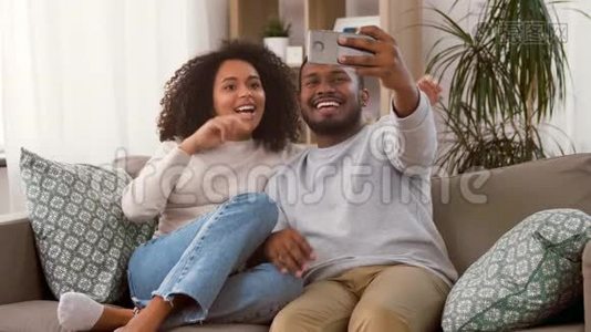 有智能手机的情侣在家自拍视频