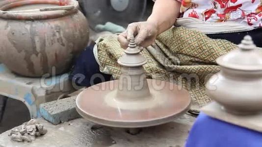 陶工手工制作陶轮上的粘土视频
