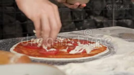 厨师在餐厅做披萨视频