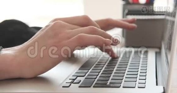 女人在办公室用笔记本电脑打字视频
