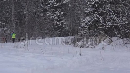 卡雷利亚世界杯舞台上的滑雪表演视频