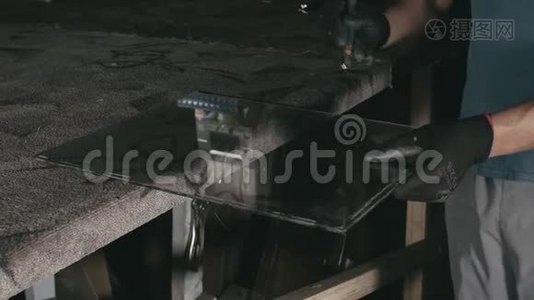 壁炉门玻璃切割加工.. 圆形玻璃切割机。 工人用玻璃切割钻石切割玻璃。视频