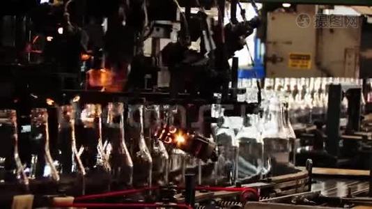 技术工厂传送带上的玻璃瓶视频