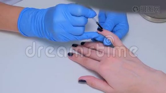 专业美容师为女性涂指甲油视频