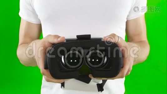 虚拟现实面具。 快关门。 绿色屏幕视频