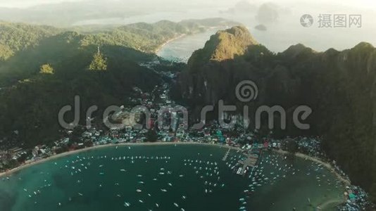 有船的美丽海湾。 空中观景。 带着蓝水的海湾里的旅游船视频