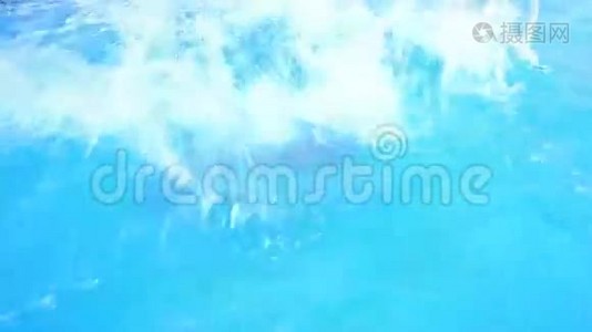 一个人在有蓝色水的游泳池里在水下游泳。 从上面看。视频