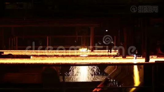 割炬时的钢坯。 巨大的钢铁厂。视频