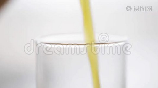 橙汁倒在木桌上的玻璃上视频
