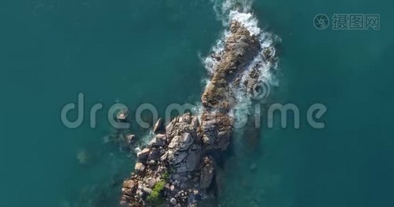 日落时，岛上海滩上的鸟瞰波中断。 美丽岛屿上的海浪空中观景无人机4k视频