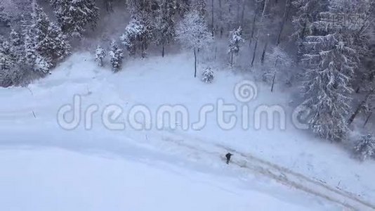 冬天的路覆盖着雪视频