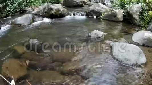 冰清玉洁的岩山泉水河景观视频