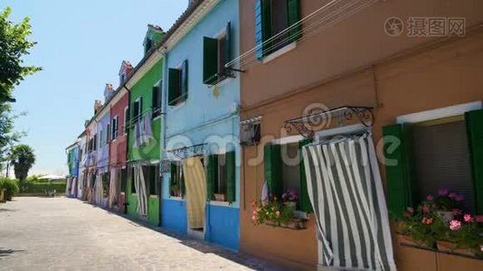 美丽的街道，色彩鲜艳的房子，著名的布拉诺岛建筑视频