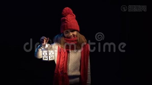 戴着针织冬帽、戴着围巾的小女孩，站着灯笼视频