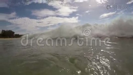 海浪在大海里视频