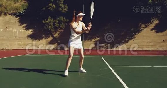 晴天打网球的女人视频