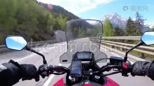 在瑞士雪山阿尔卑斯山附近的美丽景观山路上骑摩托车视频