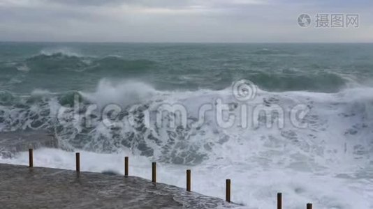 巨大的波浪在石头海岸上破浪前进视频