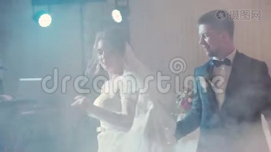 美丽的新娘和英俊的新郎在婚礼上跳舞视频