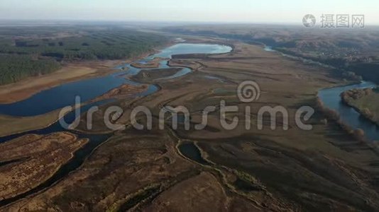 阳光明媚的秋日在自然公园，空中拍摄视频