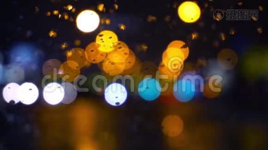 以夜间城市交通视野为背景的窗户打湿..视频