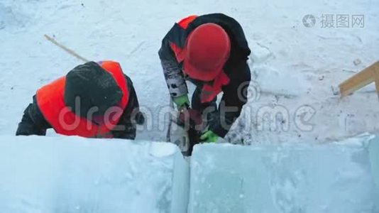 工人用汽油锯切冰板视频