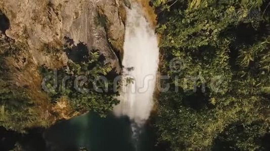 山上的瀑布。视频