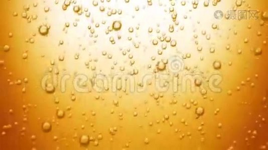 美丽的啤酒泡沫上升。 黄色背景下可循环3D闪烁水动画。 高清1080视频